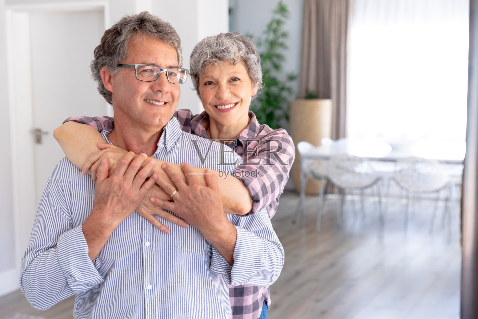 老白人夫妇微笑着拥抱在家里照片摄影图片