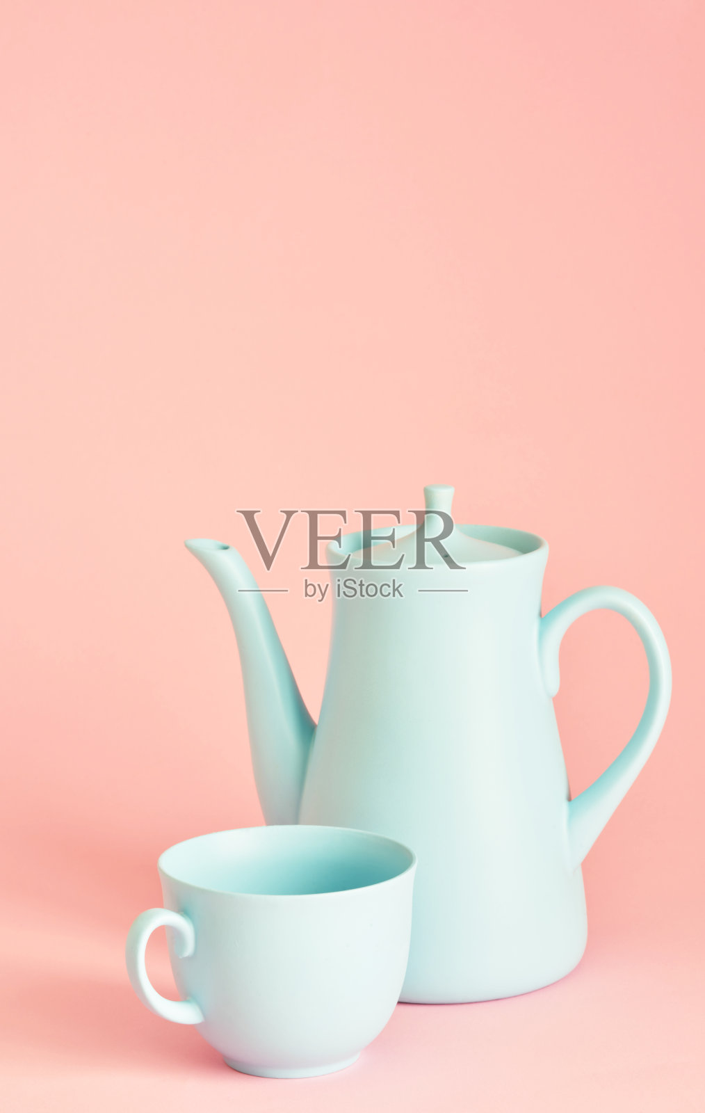 极简主义的概念与浅粉彩蓝色茶壶照片摄影图片