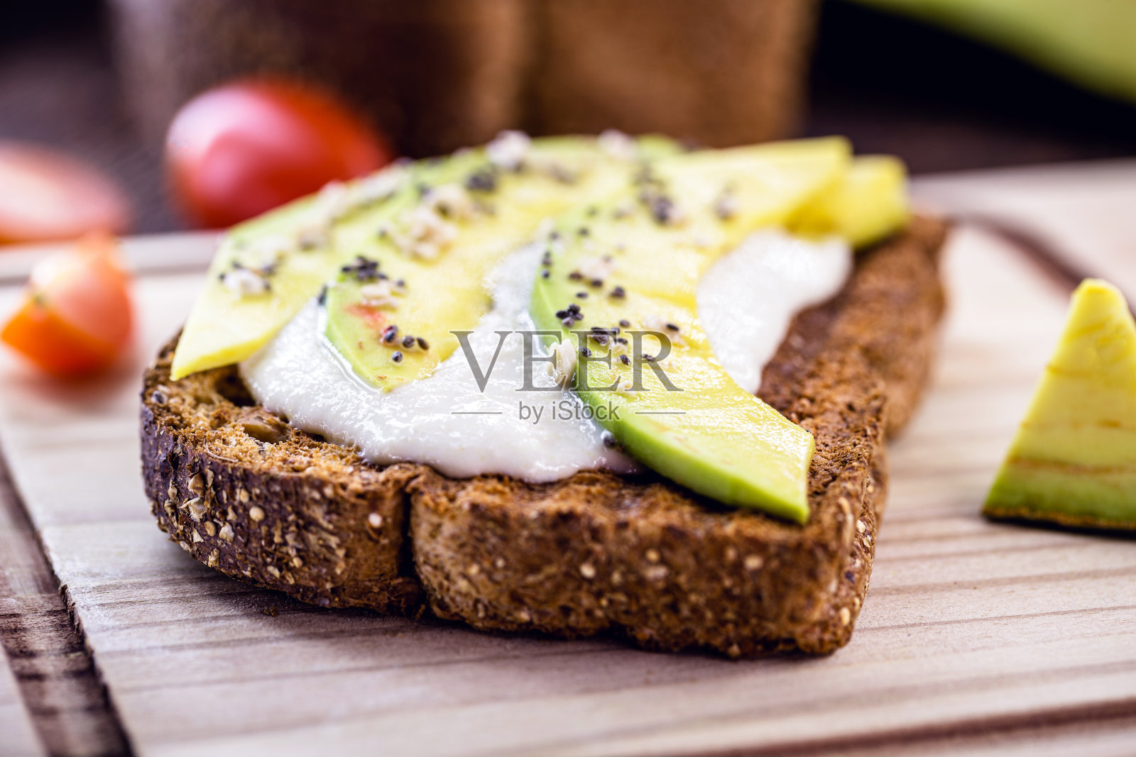 牛油果馅饼配上热烤面包，配上各种香料，再配上有机酵母制成的素食面包。100%素食食品。照片摄影图片