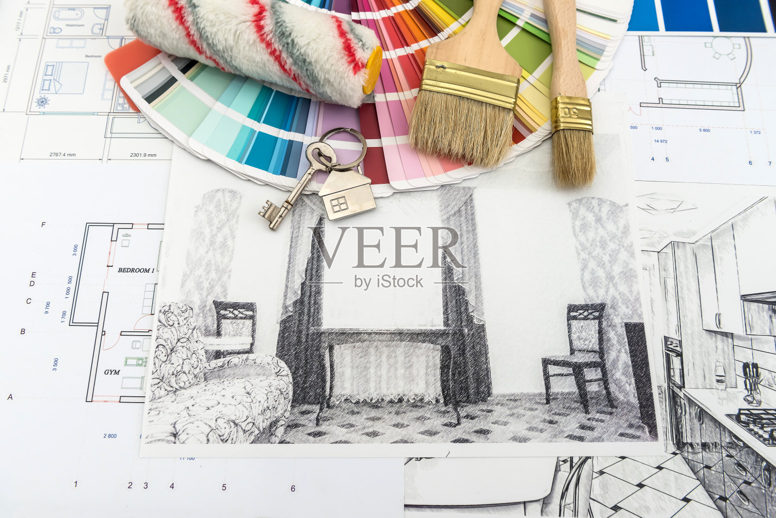 在办公室书桌上的房子草图和颜色样品和刷子。工作场所的建筑师照片摄影图片