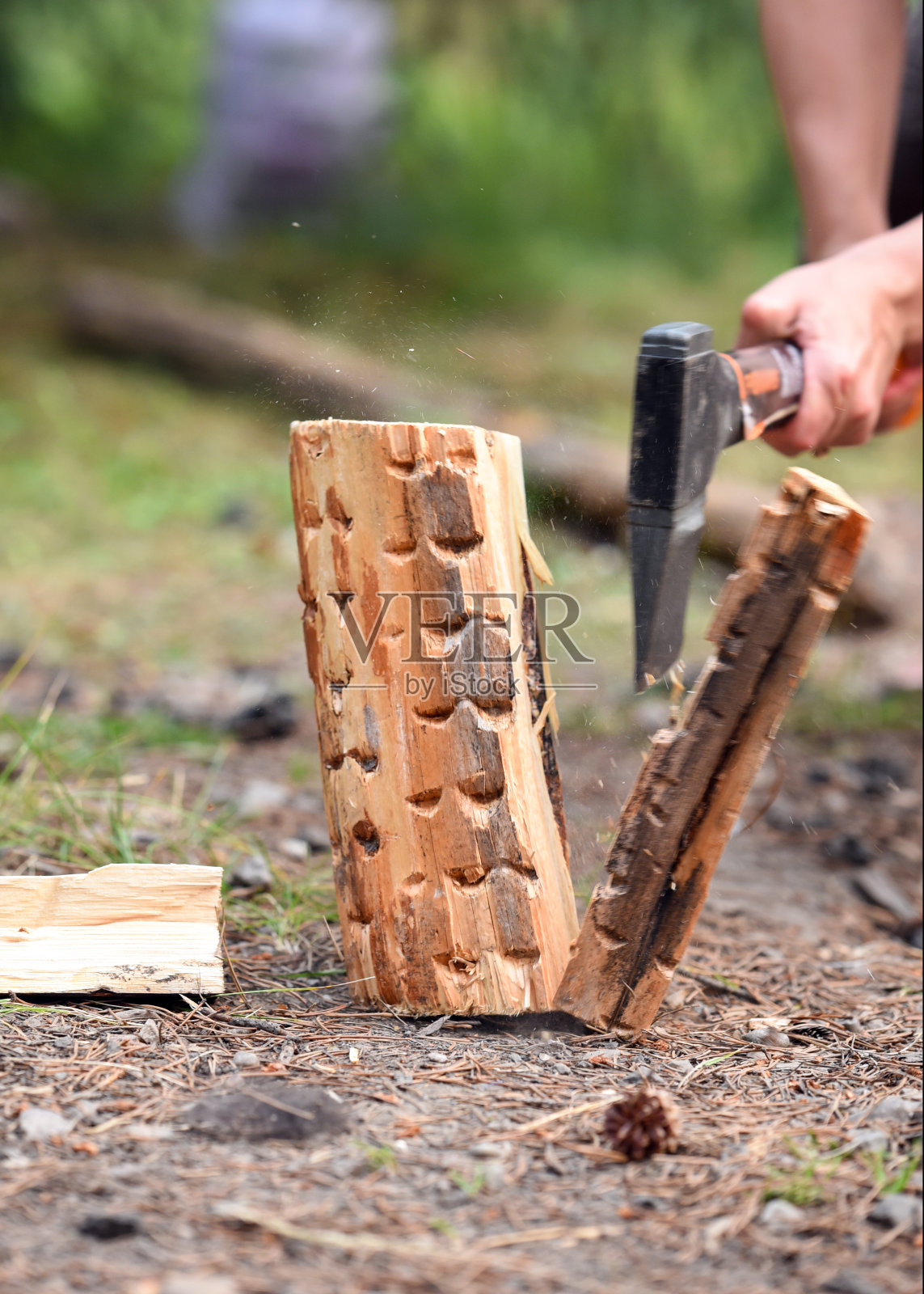 用斧子劈柴的人照片摄影图片