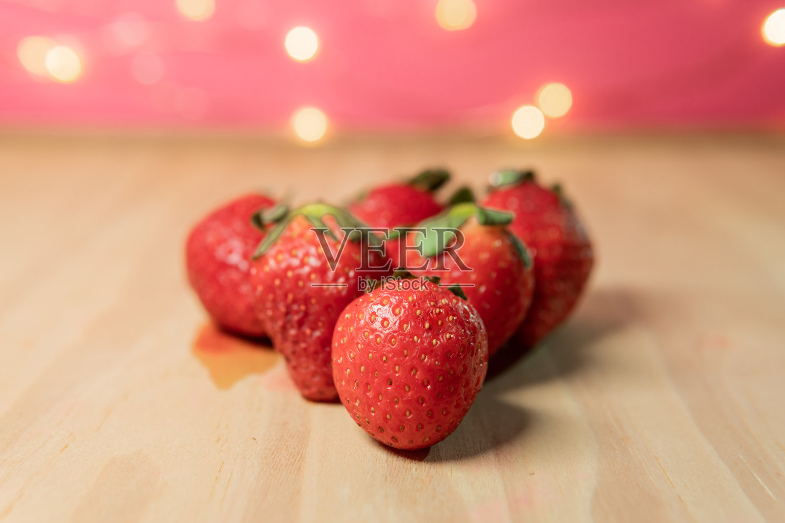 新鲜健康的草莓粉色背景照片摄影图片