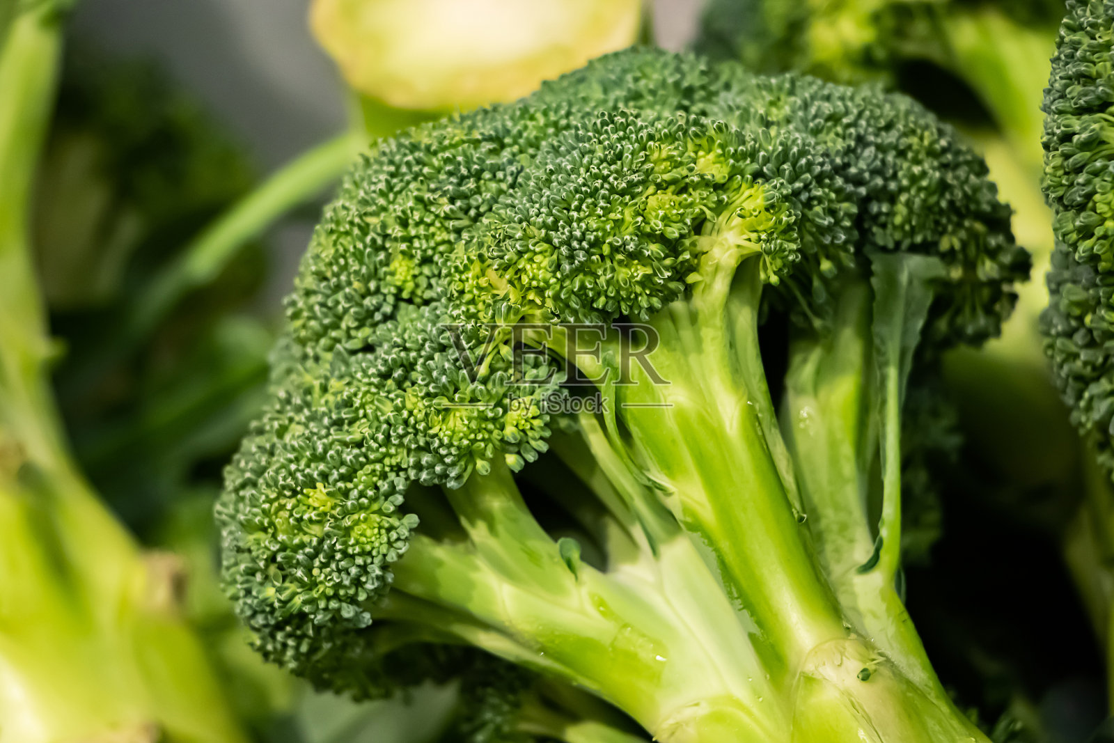 农贸市场的新鲜西兰花。照片摄影图片