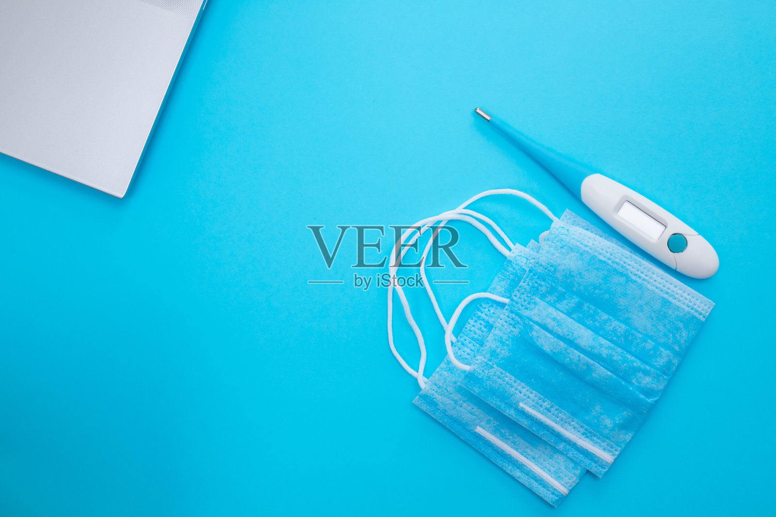 温度计，医用麦克和蓝色背景的计算机照片摄影图片