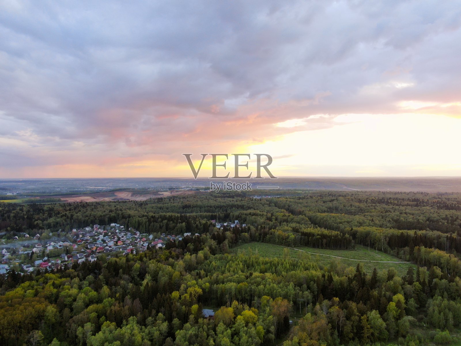 美丽的全景从绿色的田野的高度，以森林为背景。无人机拍摄的美丽自然景色照片摄影图片