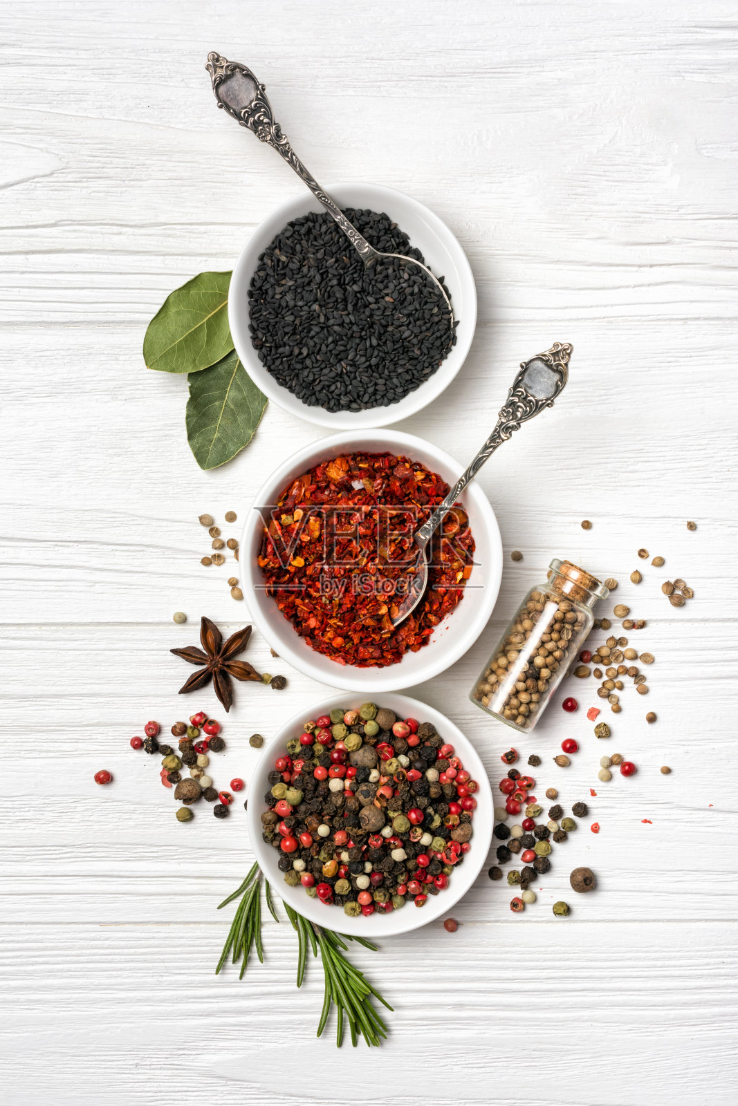 俯视图混合明亮的香料和药草在小碗和瓶子照片摄影图片