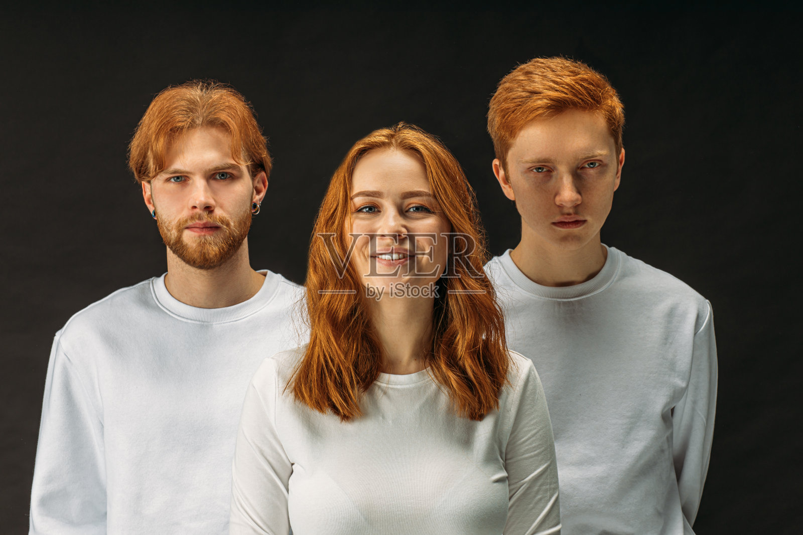 红头发的人在工作室里与世隔绝照片摄影图片