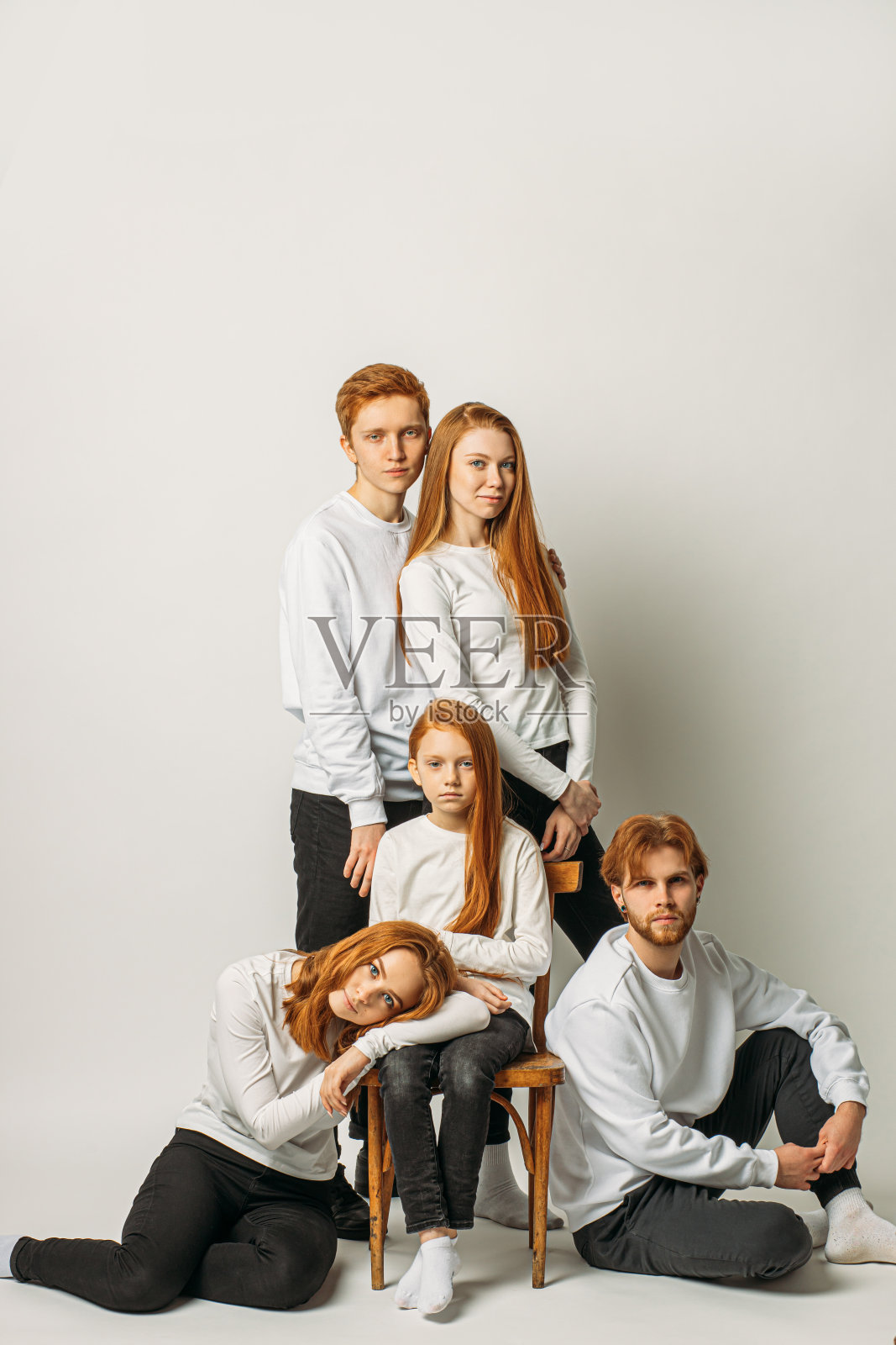 红头发的年轻人被白头发隔离照片摄影图片