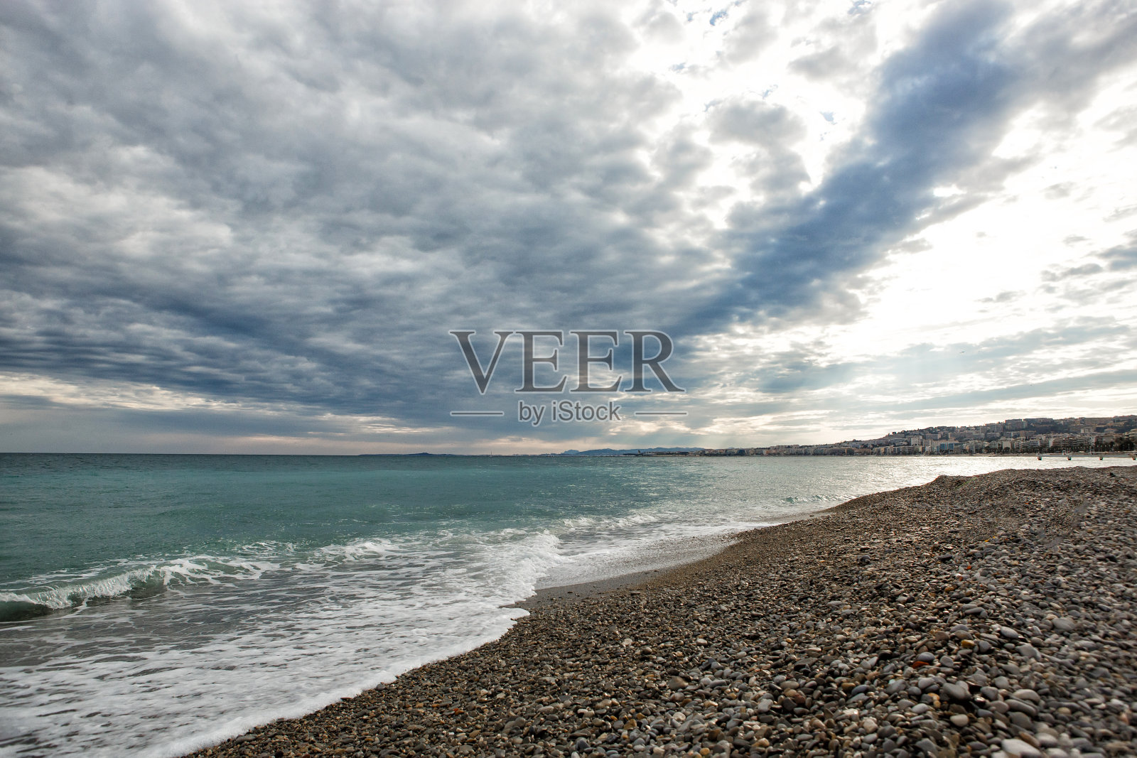 春天的海景。卵石滩。蔚蓝海岸。沿着海岸旅行。照片摄影图片