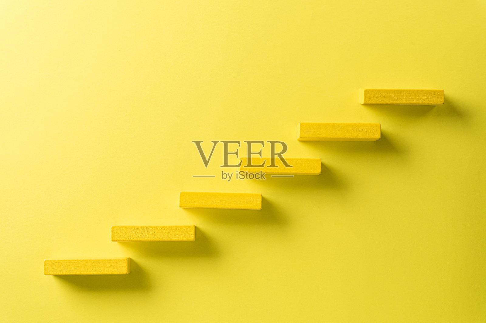 建立成功的理念基础。红色木块堆叠成阶梯，黑色背景上的成功商业成长理念。照片摄影图片