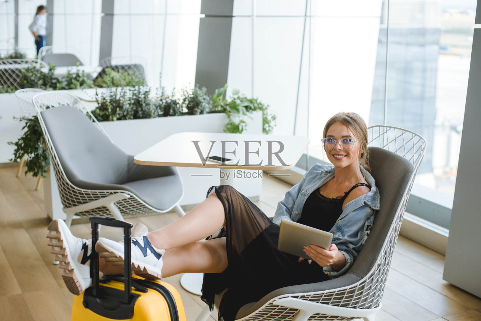 机场那个背着蓝色背包的漂亮女孩。照片摄影图片