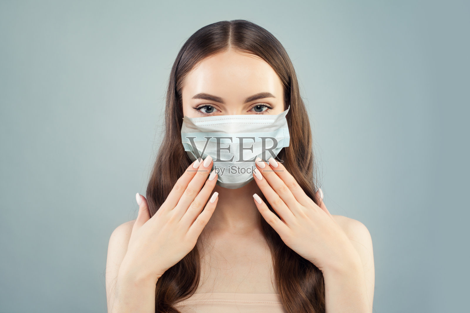 戴着防护面具的美丽模特照片摄影图片