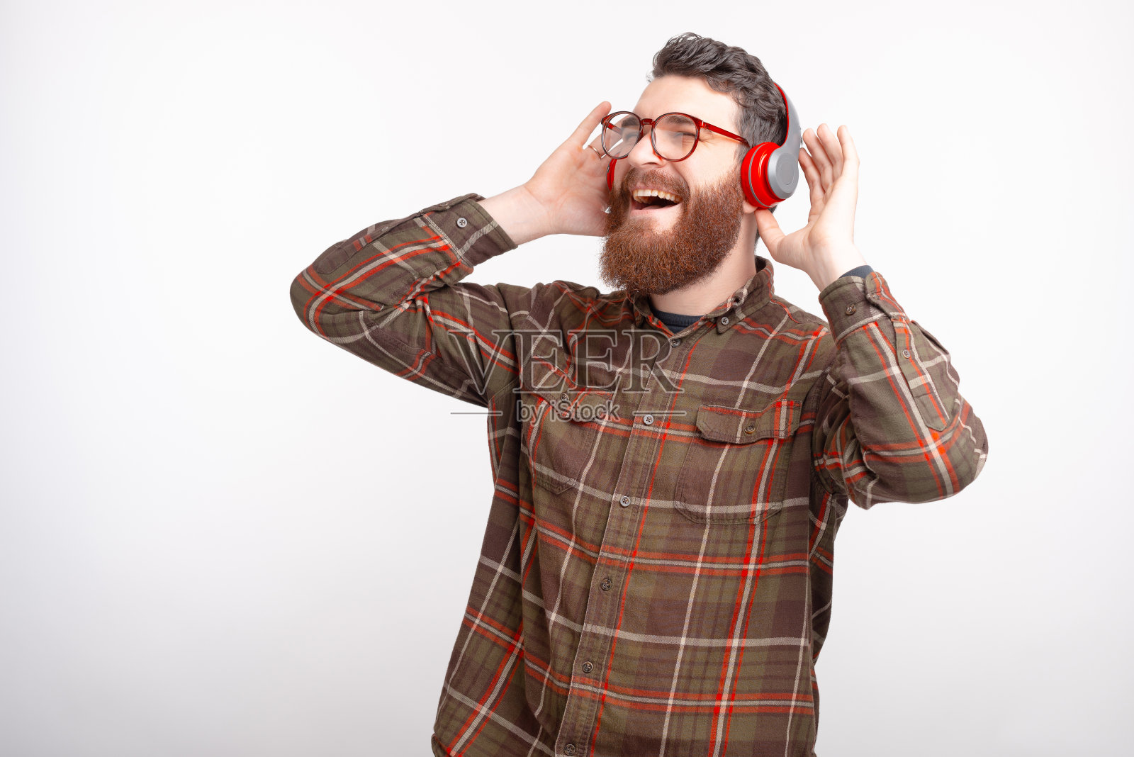 欢快的男子听音乐的照片照片摄影图片