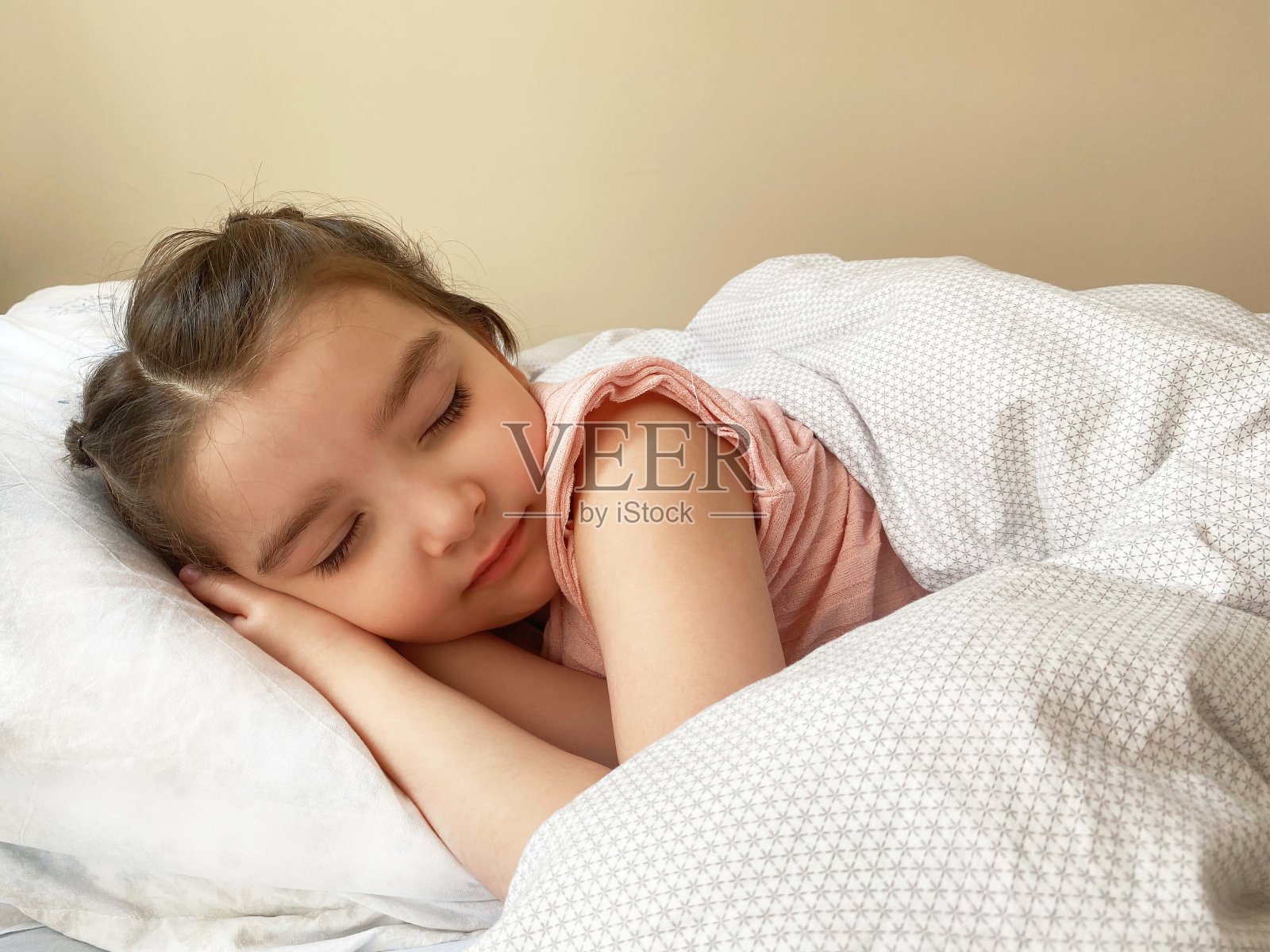 一个学龄前的小女孩睡在2号床上照片摄影图片