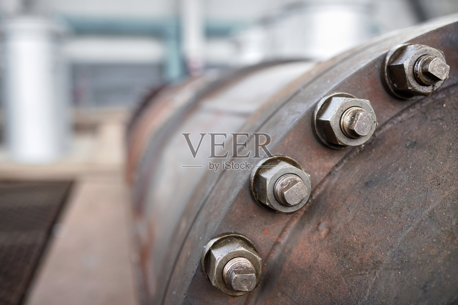 工业机械、压缩机或化工厂泵人孔上的螺栓螺杆连接、密封连接、选择性聚焦与非聚焦抽象工业背景与复制空间。照片摄影图片