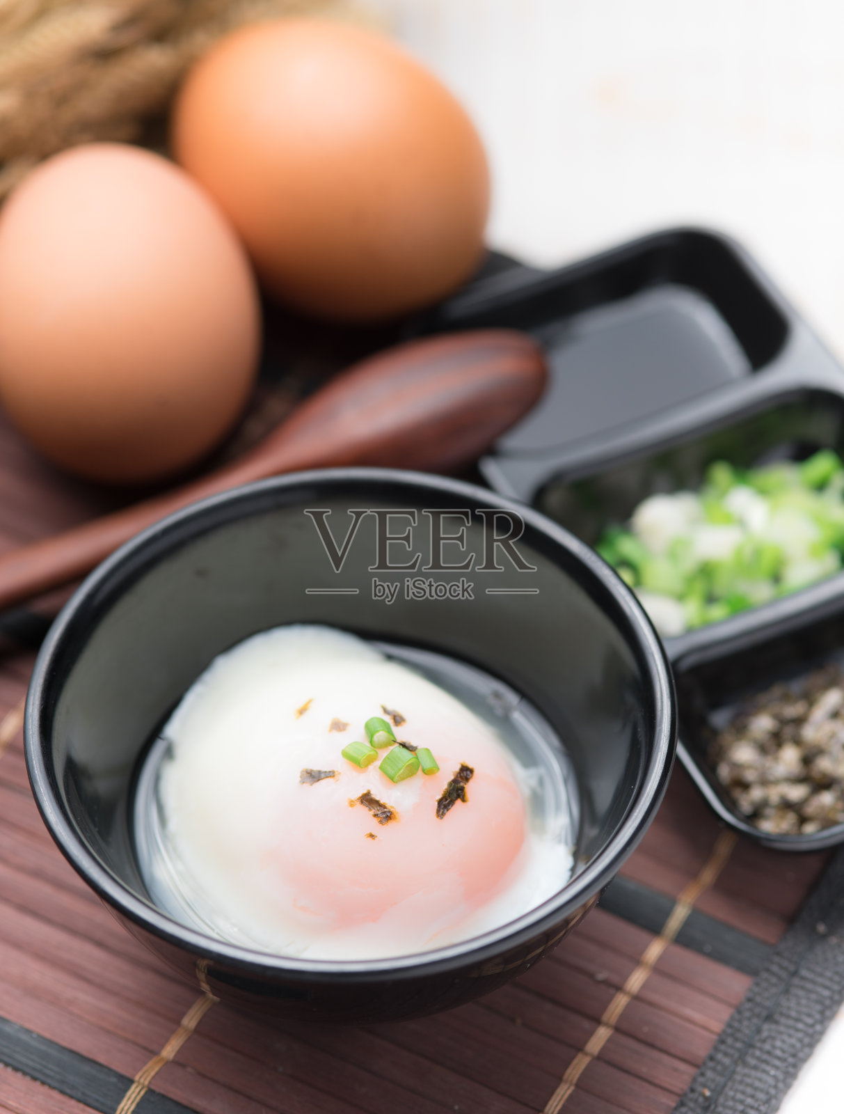 软煮蛋或温泉蛋的木制照片摄影图片