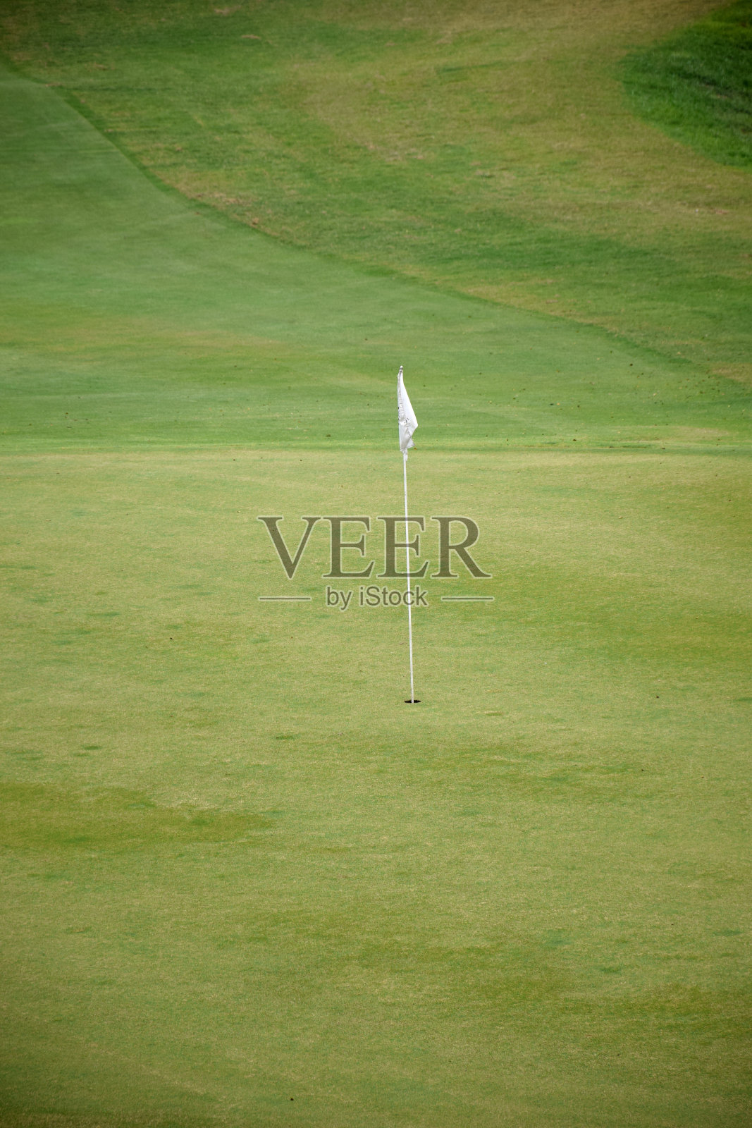 高尔夫球场有着丰富的绿色草皮，景色优美照片摄影图片