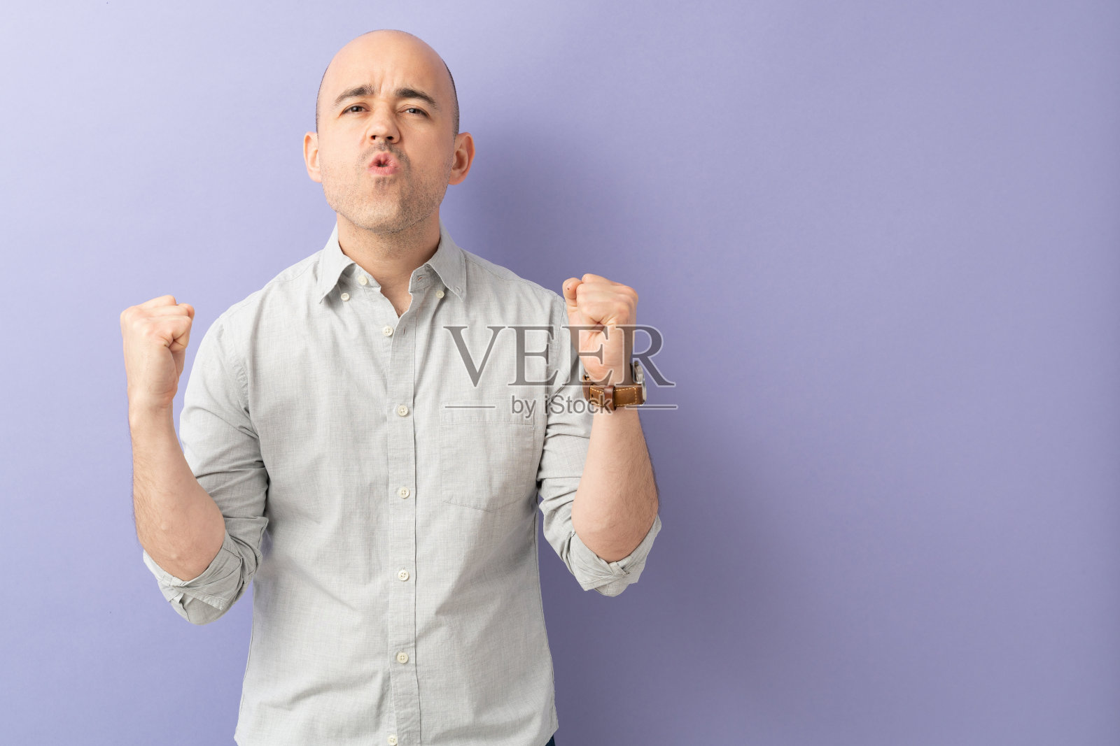 在工作室庆祝成功的人照片摄影图片