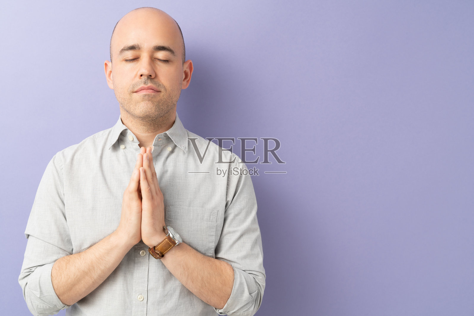 一个平静的人在工作室祈祷照片摄影图片