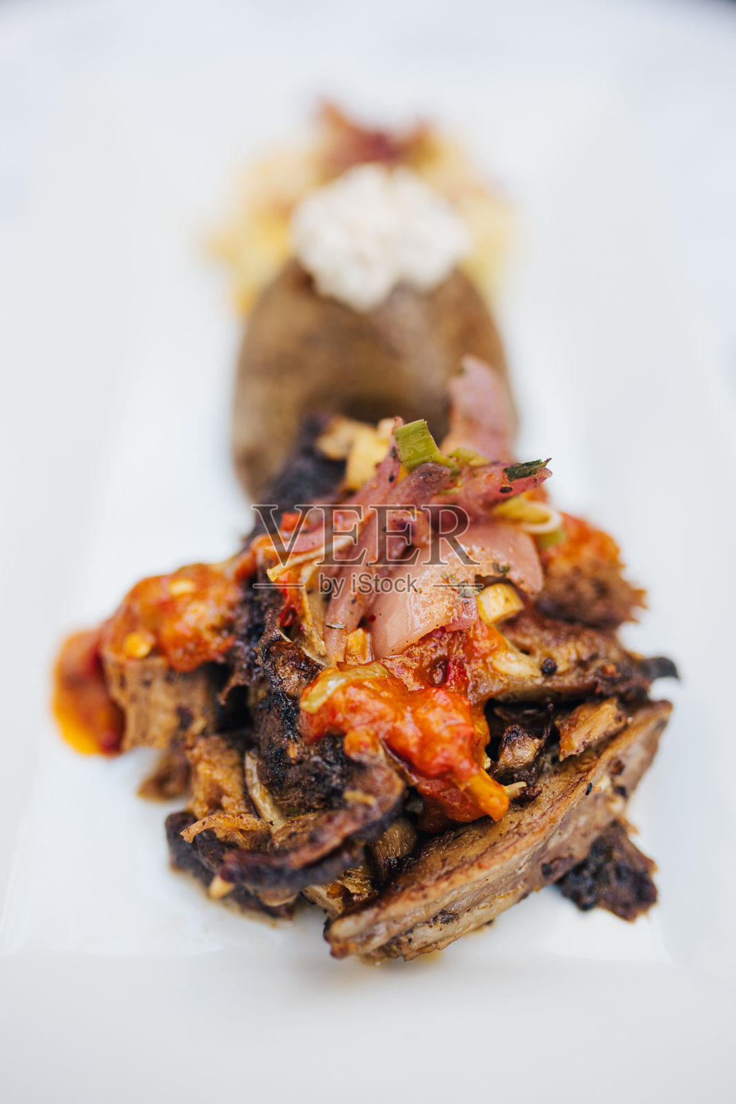 在一个白色盘子上的美味佳肴的特写照片摄影图片