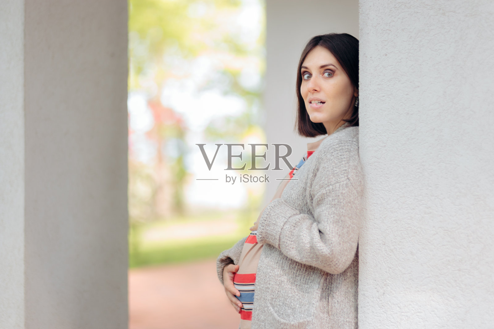 一个快乐的孕妇肖像照片摄影图片