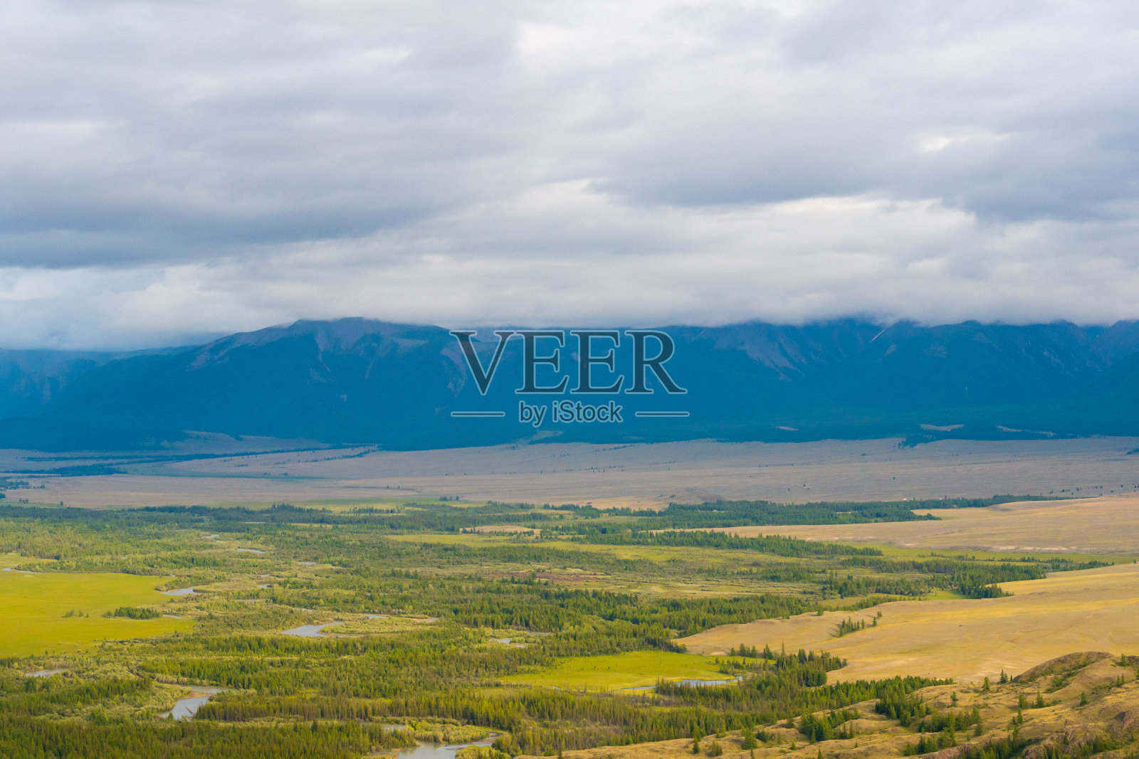 森林山谷蓝天白云下，徒步旅行的旅游路线，休闲放松的地方照片摄影图片