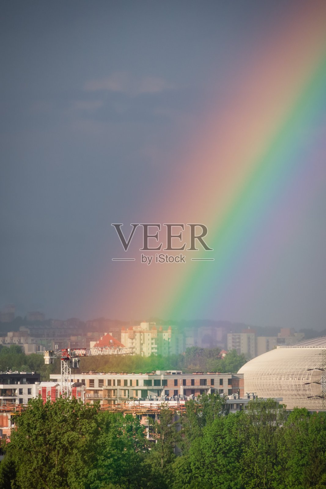 大城市里一道明亮的彩虹照片摄影图片