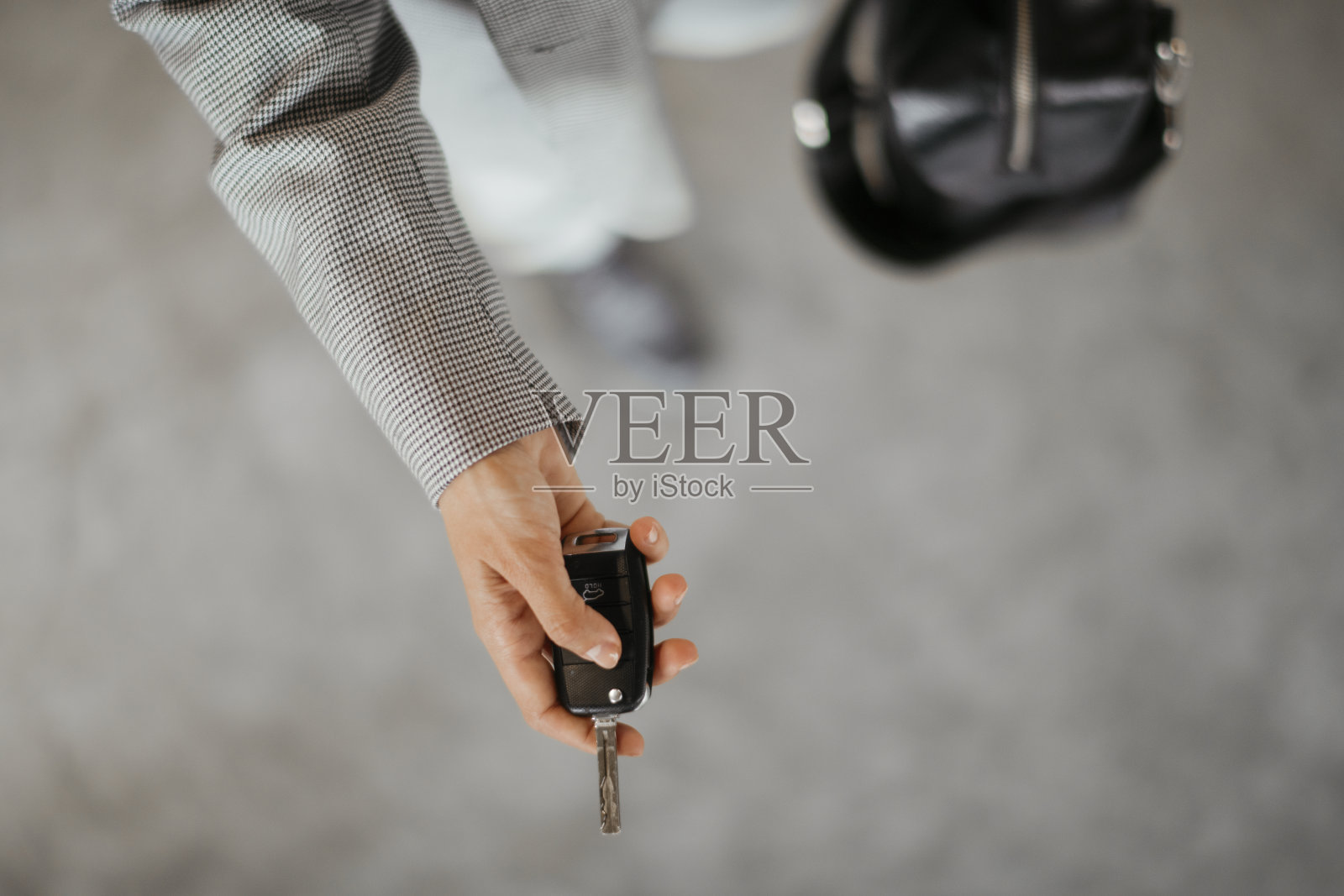 特写女商人在车库解锁的汽车照片摄影图片