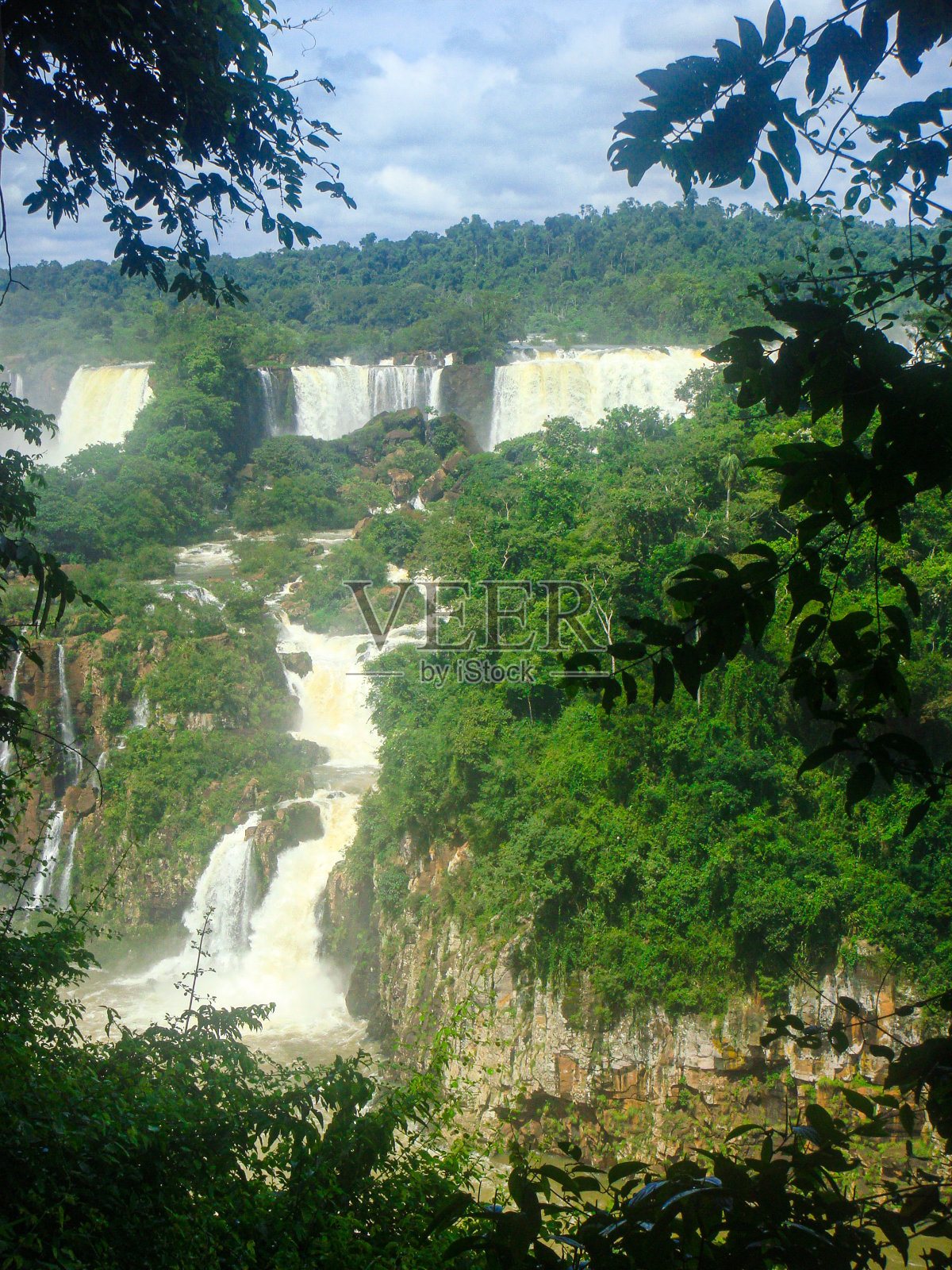 伊瓜苏瀑布，从巴西一侧看阿根廷一侧。照片摄影图片