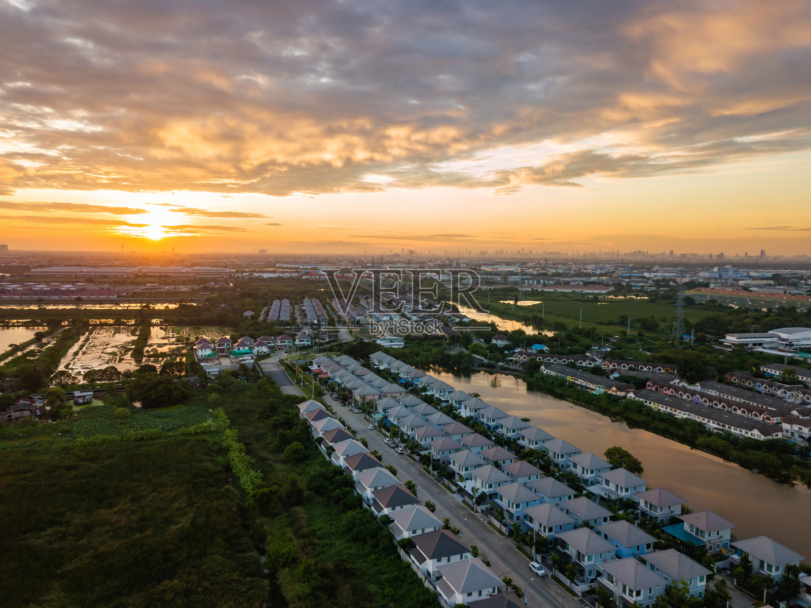 夕阳下的城市和田野与美丽的鸟瞰图风景在泰国。照片摄影图片