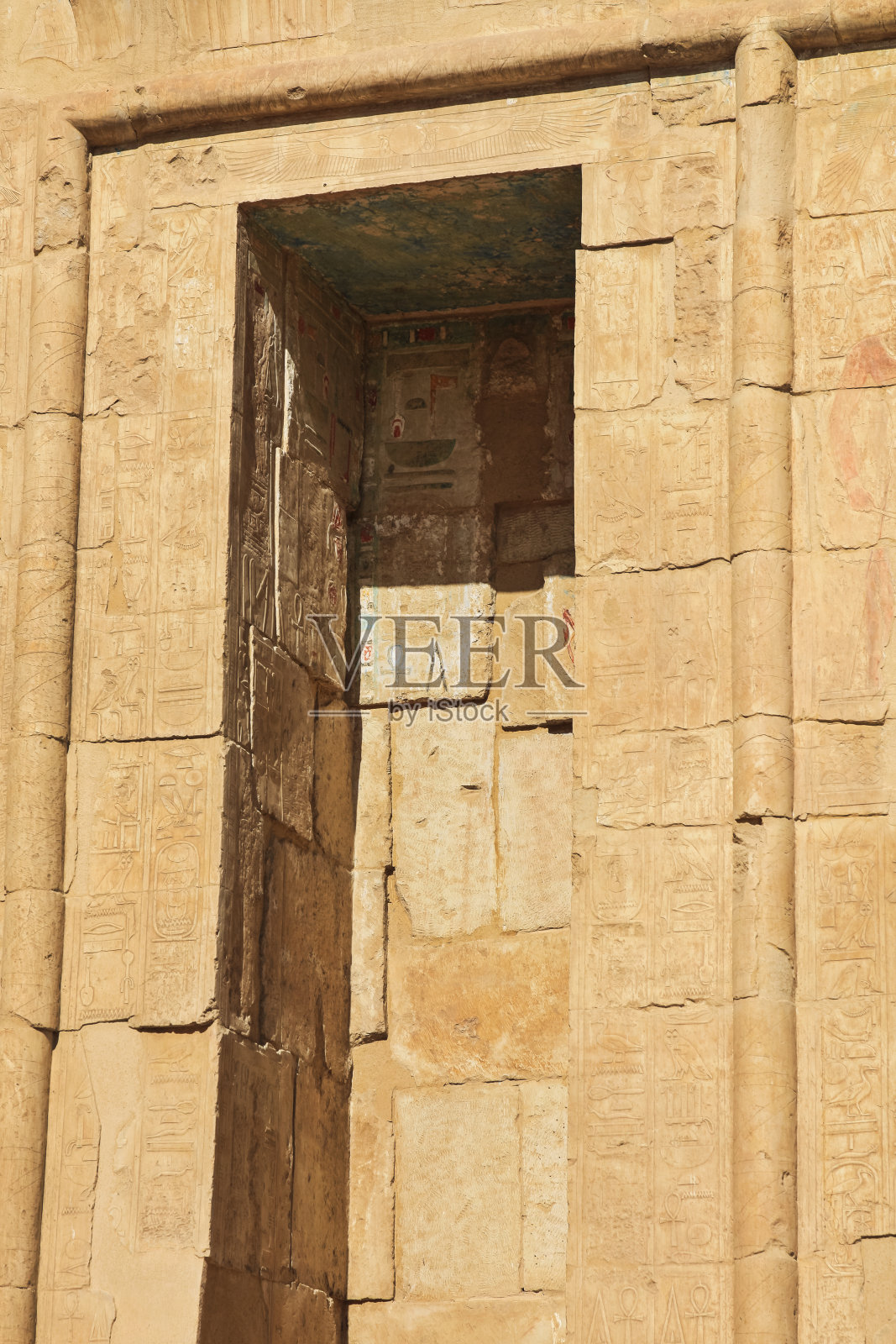 埃及代尔埃尔巴哈里，哈特谢普苏特 mortuary 神庙的象形文字照片摄影图片