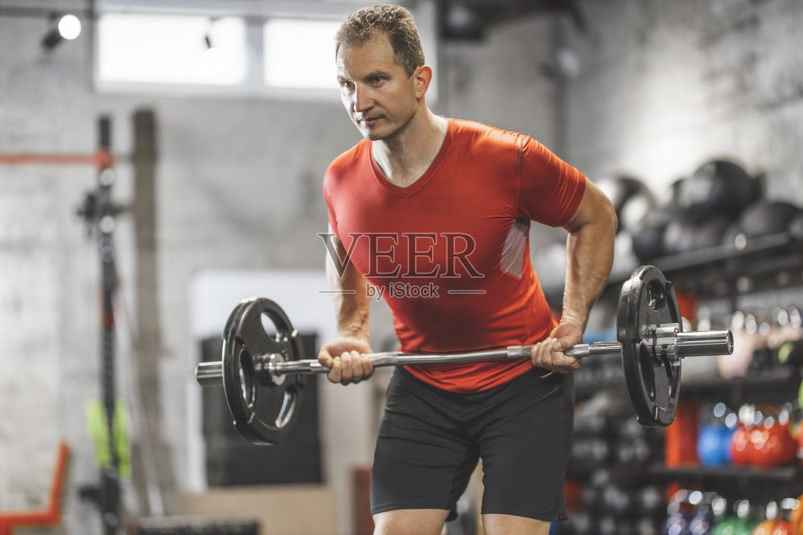 在体育馆举杠铃的运动员照片摄影图片