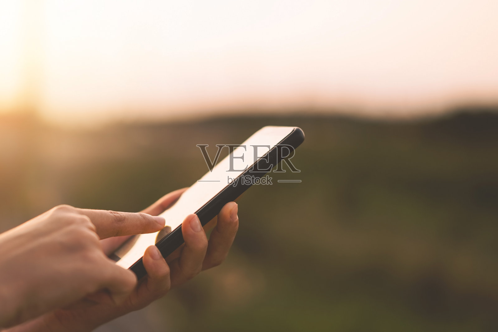 在户外公园街道背景上用智能手机近距离握住女人的手。复制空间的技术业务和旅游度假的概念。照片摄影图片