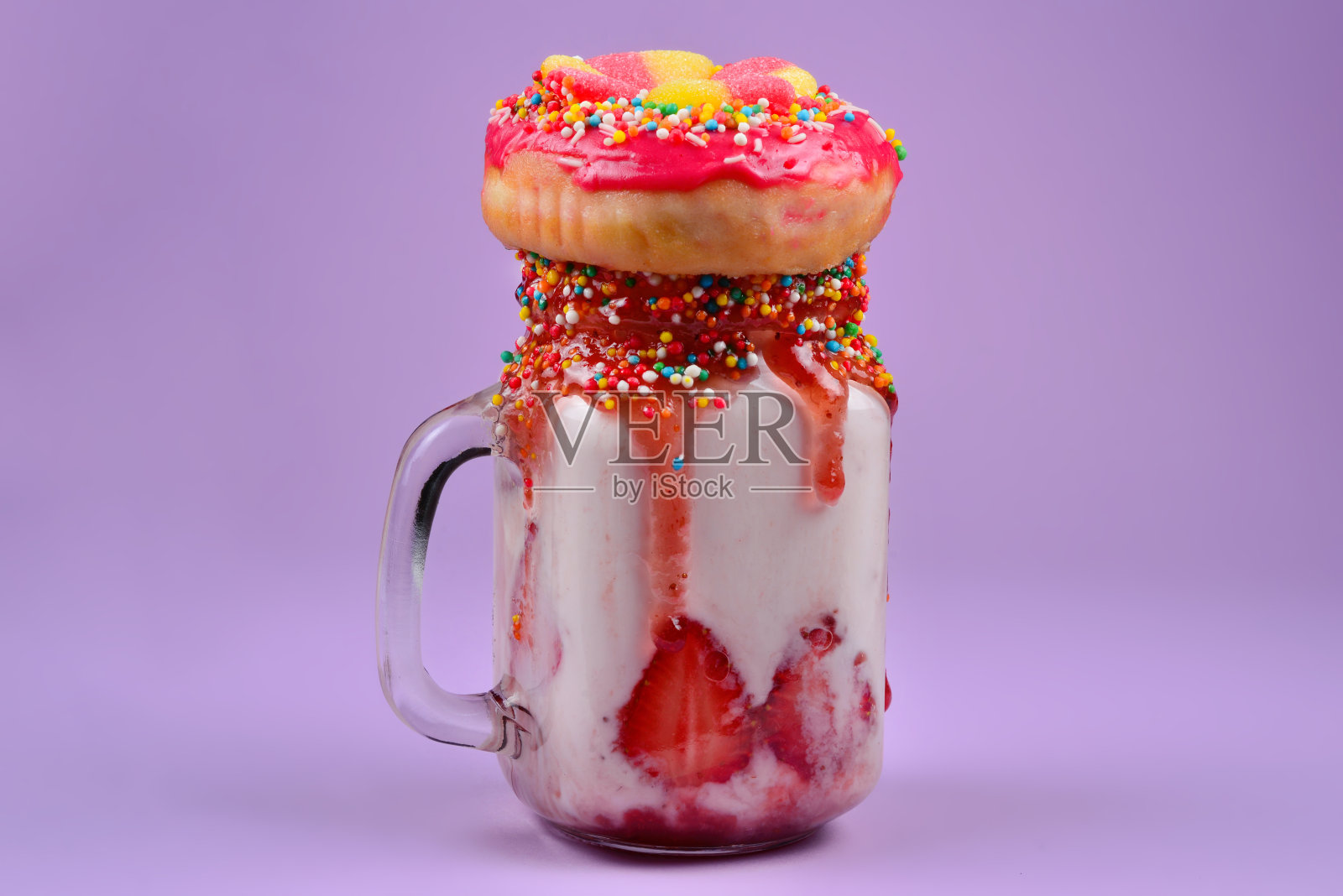 Freakshake。极致奶昔配草莓，果冻，甜甜圈。照片摄影图片