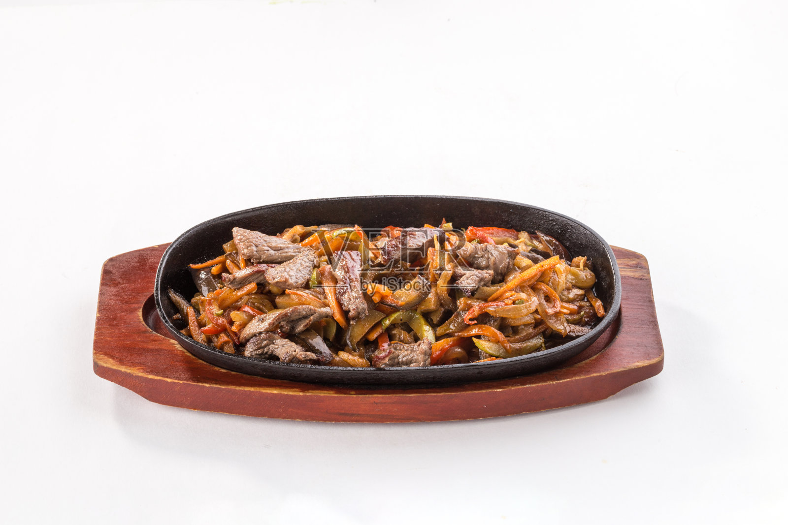 牛肉法士达与彩色蔬菜在锅孤立在白色背景照片摄影图片