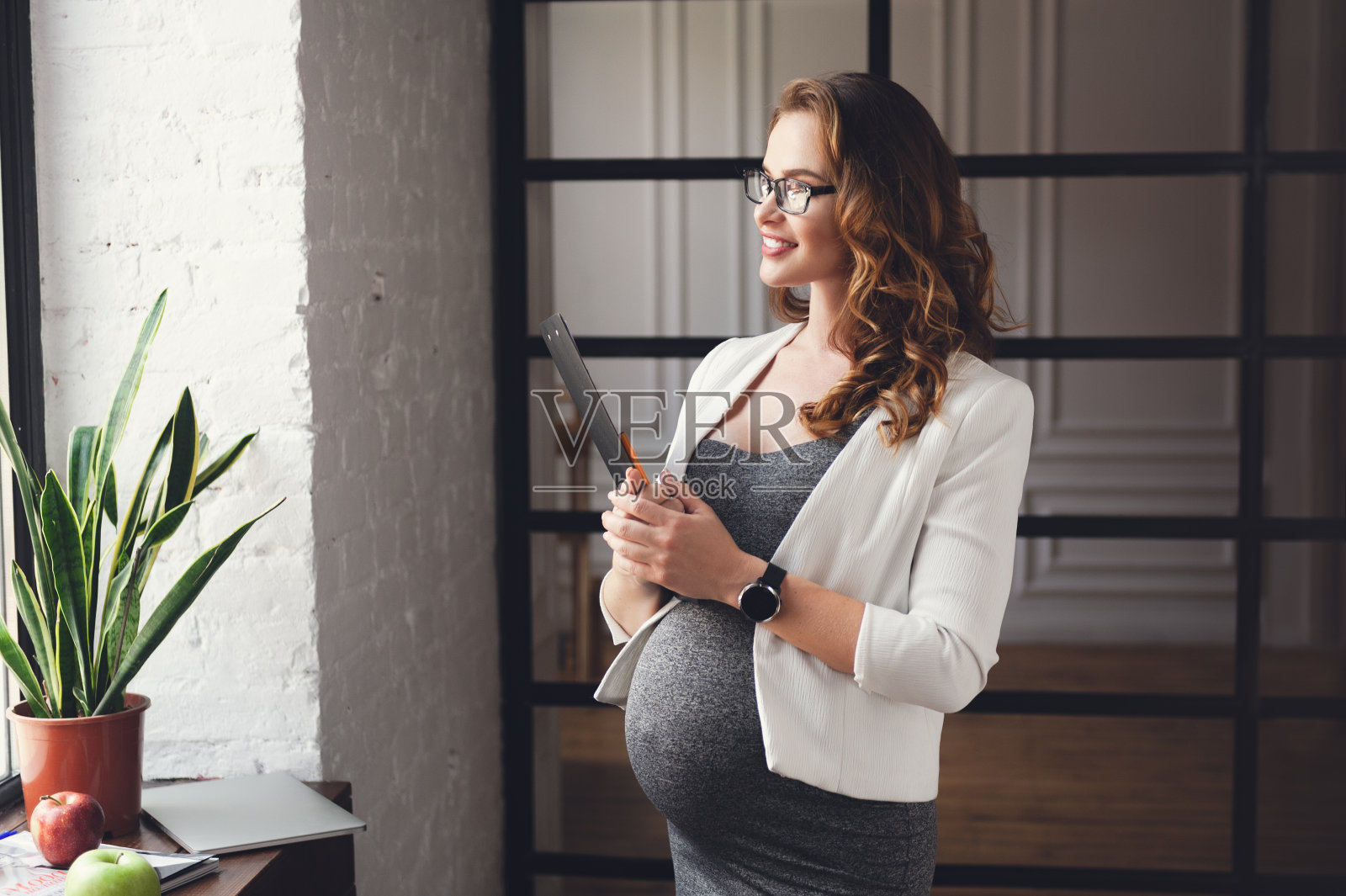 怀孕的女商人在办公室工作照片摄影图片