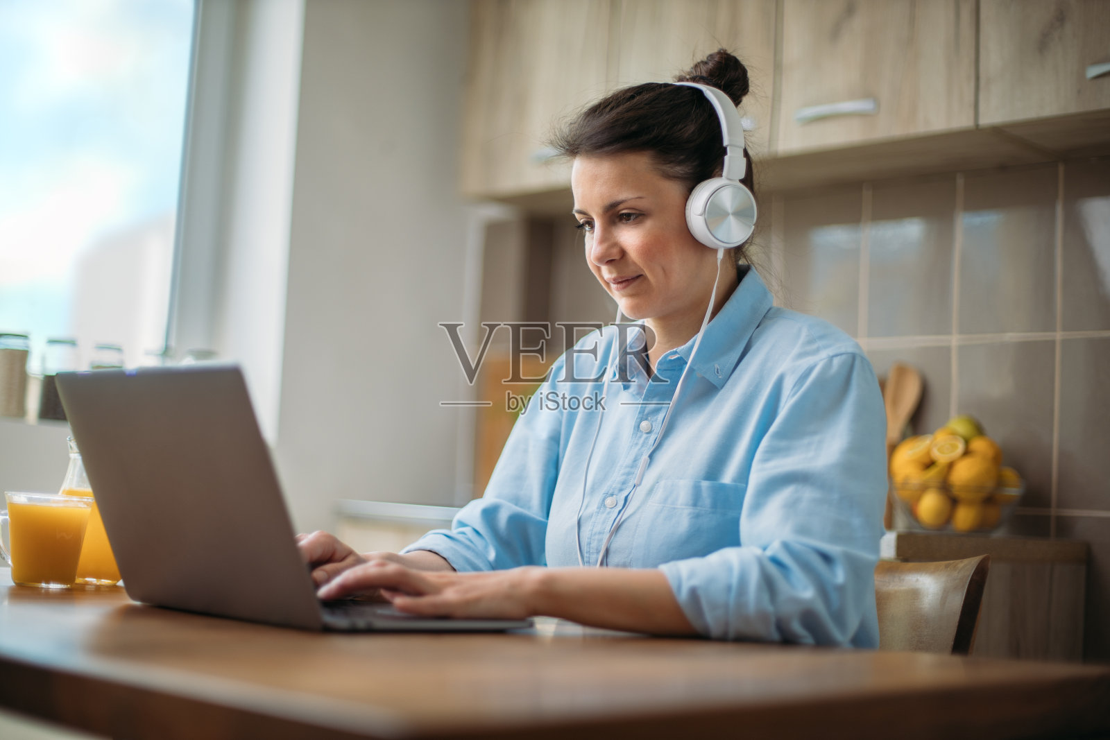 年轻女性在家工作照片摄影图片