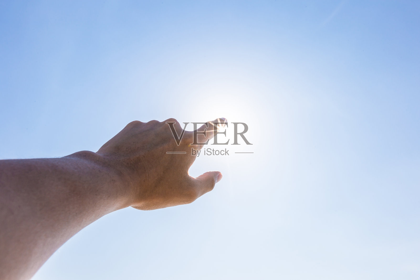 一只伸向天空的手。手做的象征。照片摄影图片