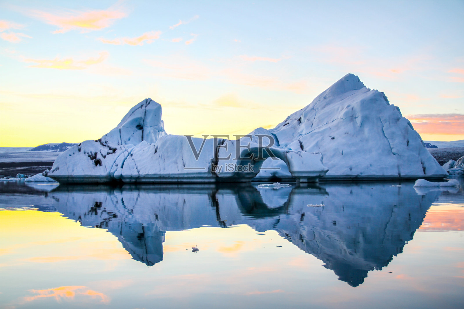 冰山漂浮。冰和火山灰。冰川湖。融化的冰。冰岛南部海岸。北极冰上的火山灰。冰河时代冰川裂缝正在快速融化。全球变暖。冰川的边缘照片摄影图片