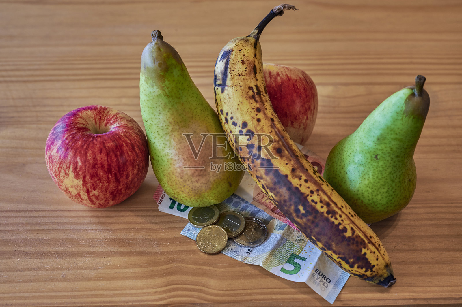 水果和钱躺在一起。照片摄影图片