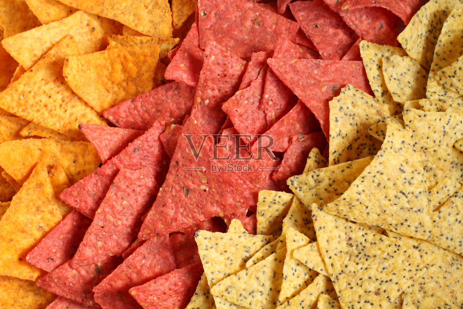 三种玉米片的食物背景:辛辣的墨西哥玉米片，甜菜根和奇亚籽照片摄影图片