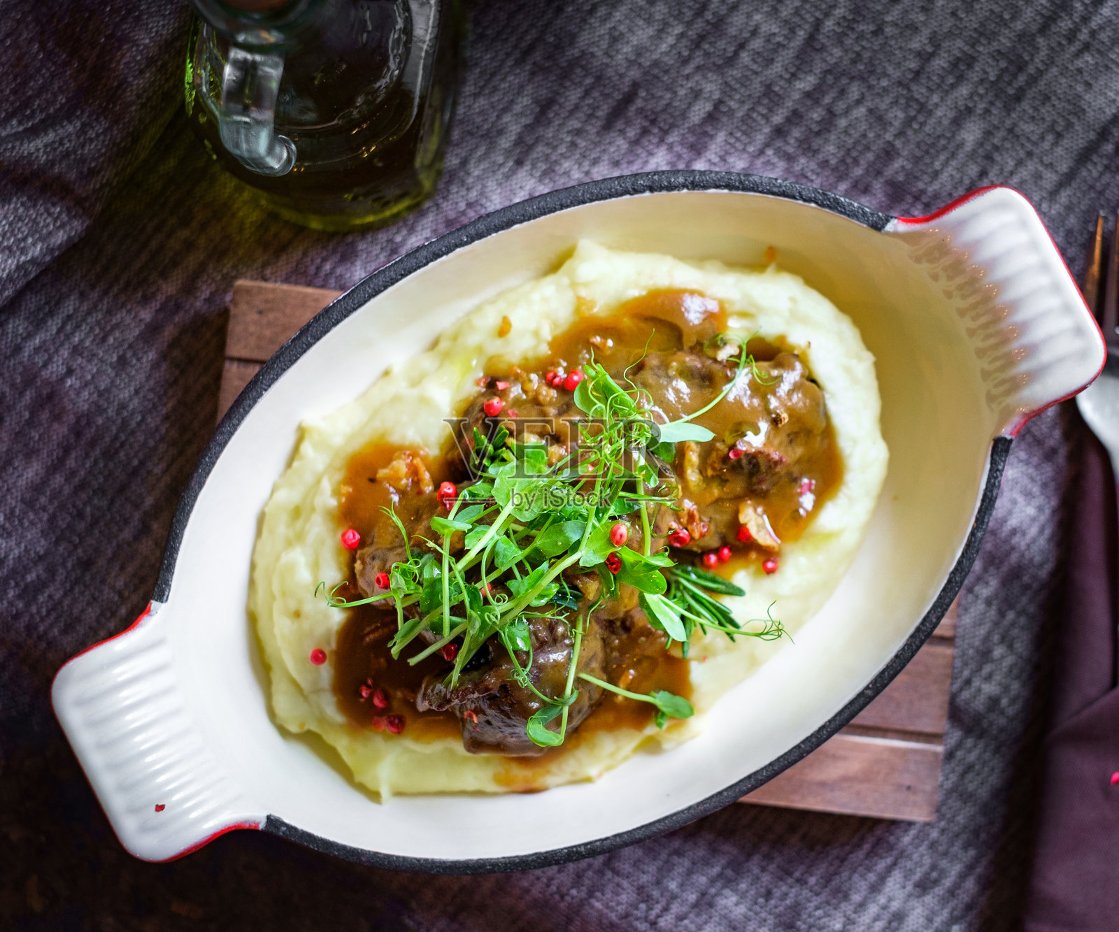 炖牛肉和土豆泥在盘子上俯视图照片摄影图片