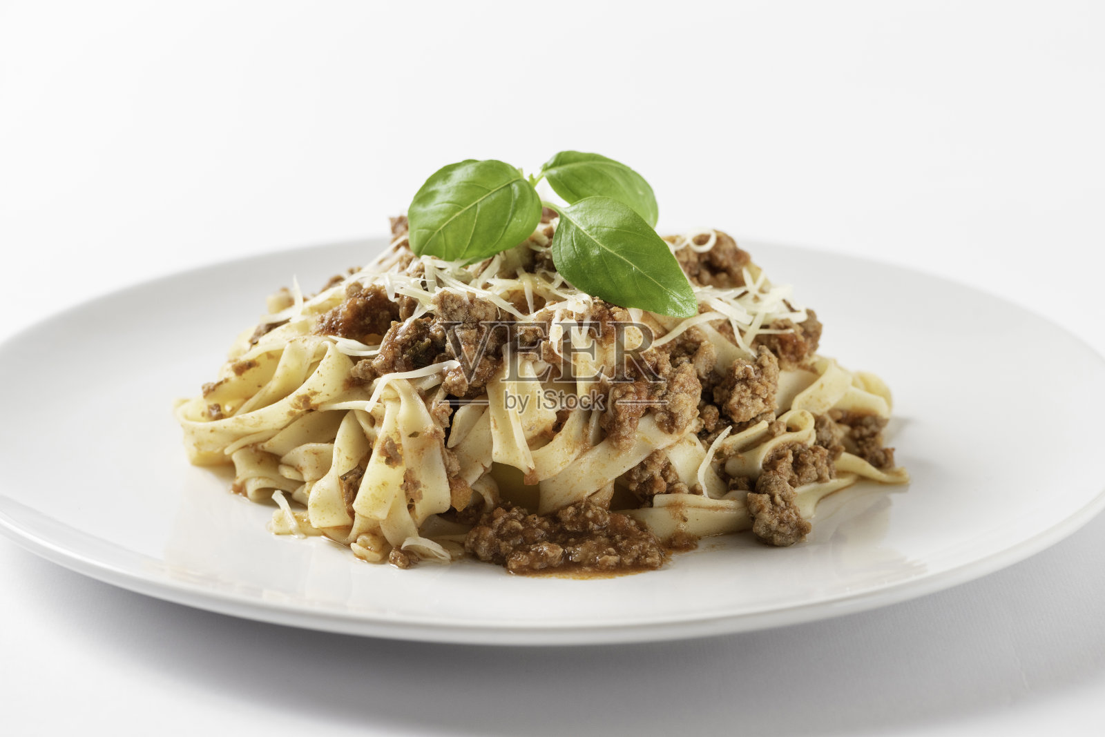白盘子上的意大利肉酱通心粉照片摄影图片