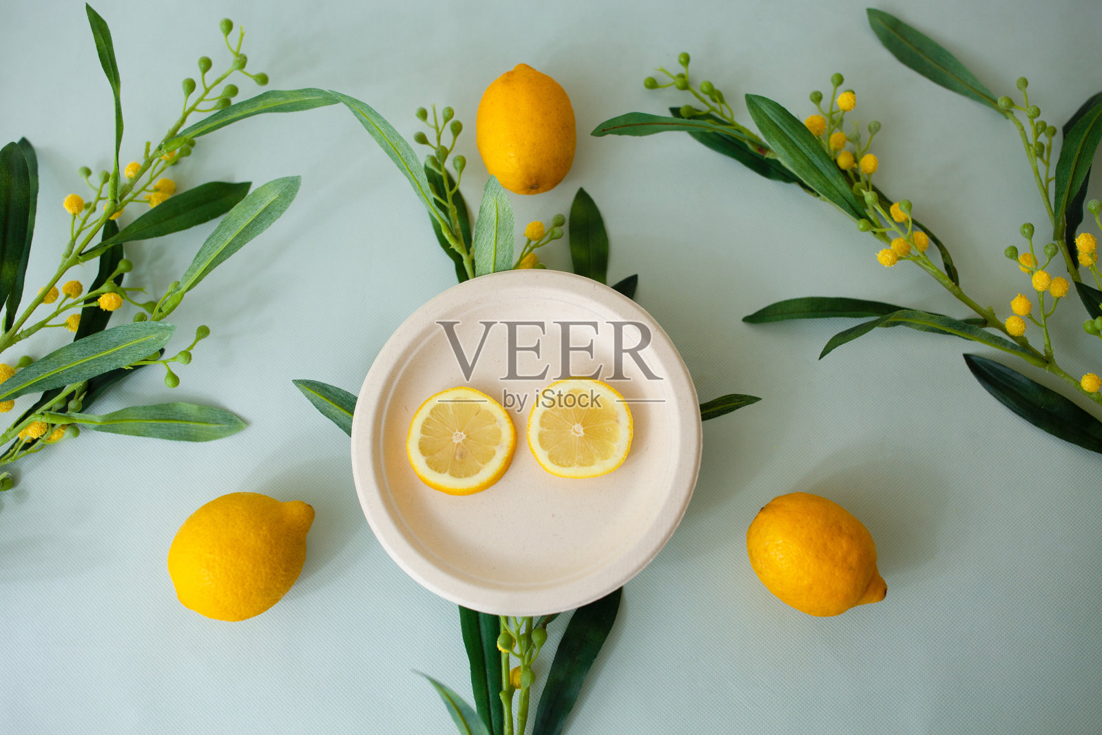 纸盘里的柠檬照片摄影图片