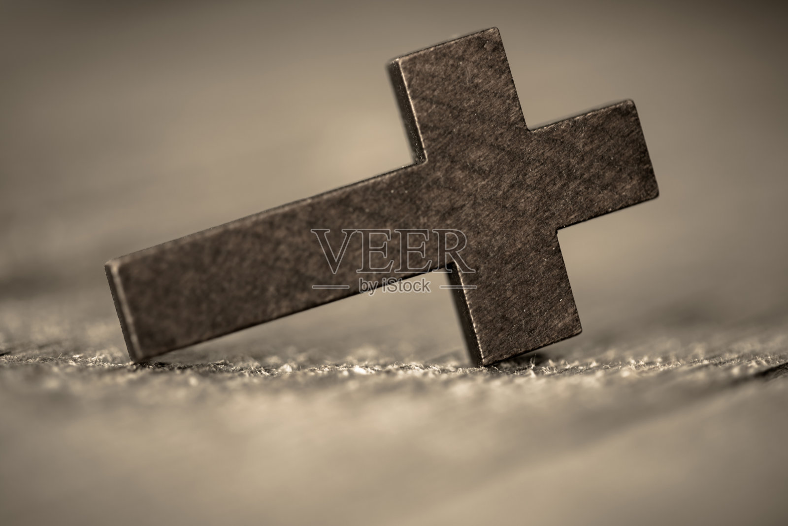 桌子上的木十字架照片摄影图片