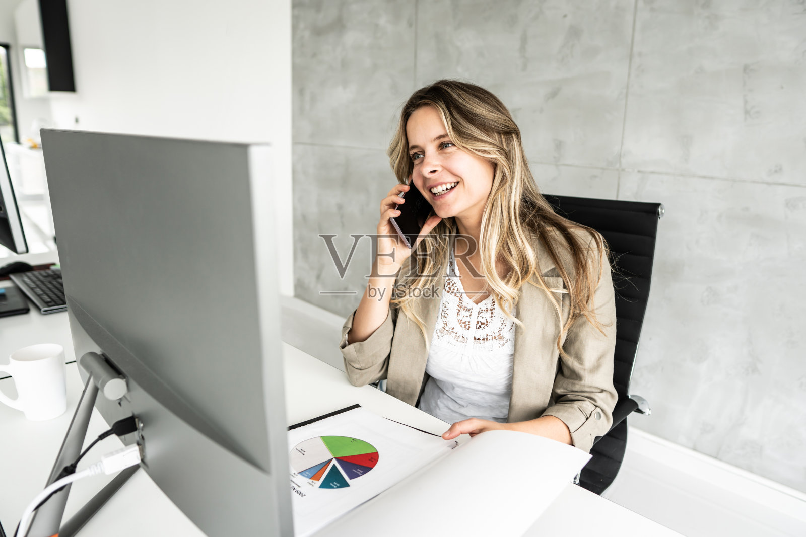 金发女商人在做项目照片摄影图片