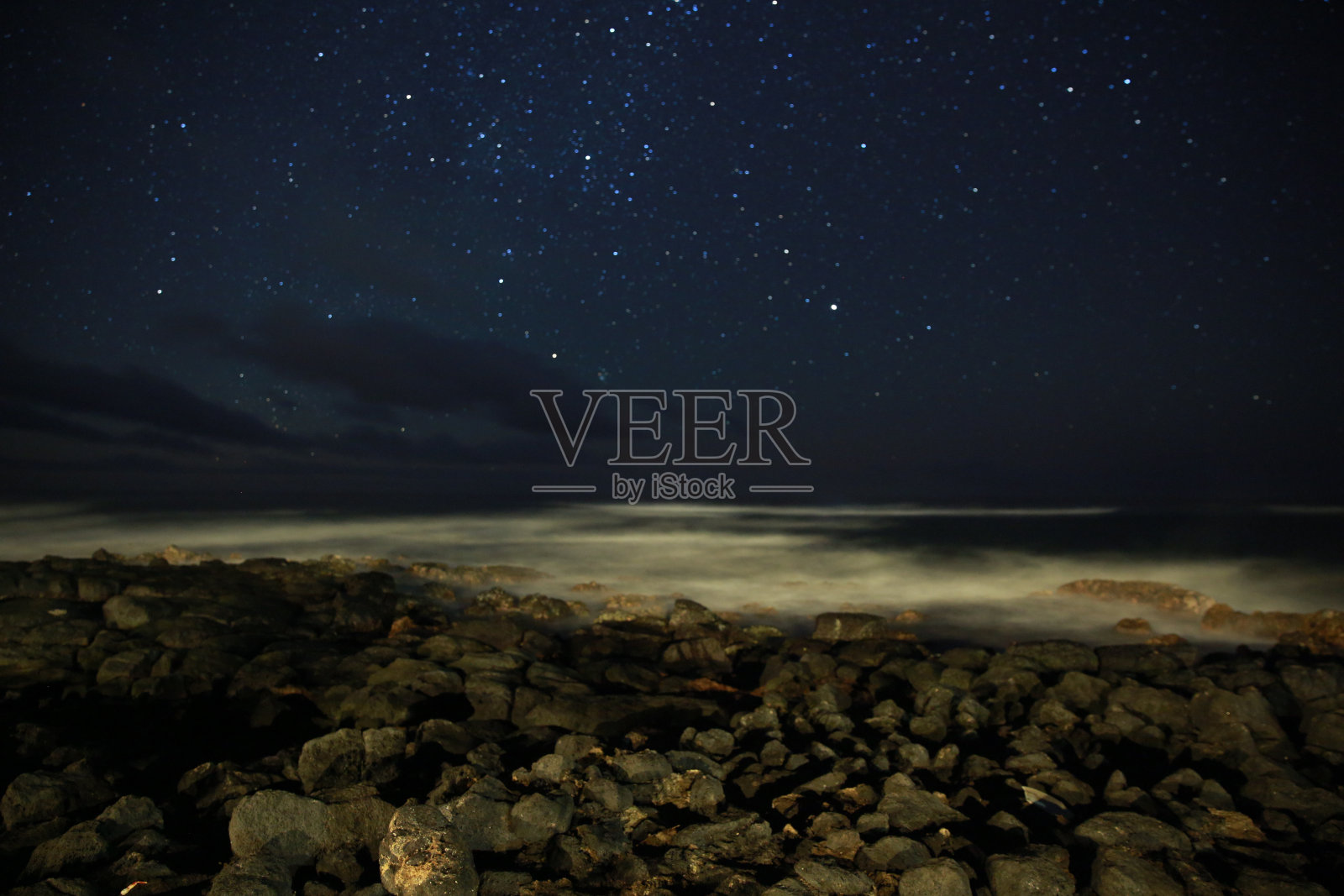 午夜的海滩照片摄影图片