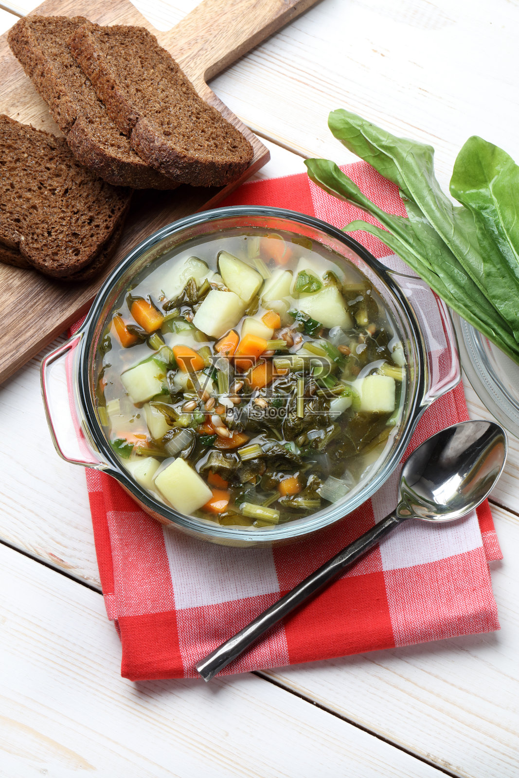 春季素食汤，有土豆，胡萝卜，酸模，葱和发芽小麦照片摄影图片