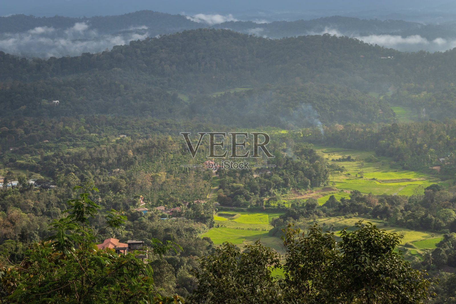 在黄昏的时候，从平坦的角度看，山脉覆盖着朦胧的阴影和戏剧性的天空照片摄影图片