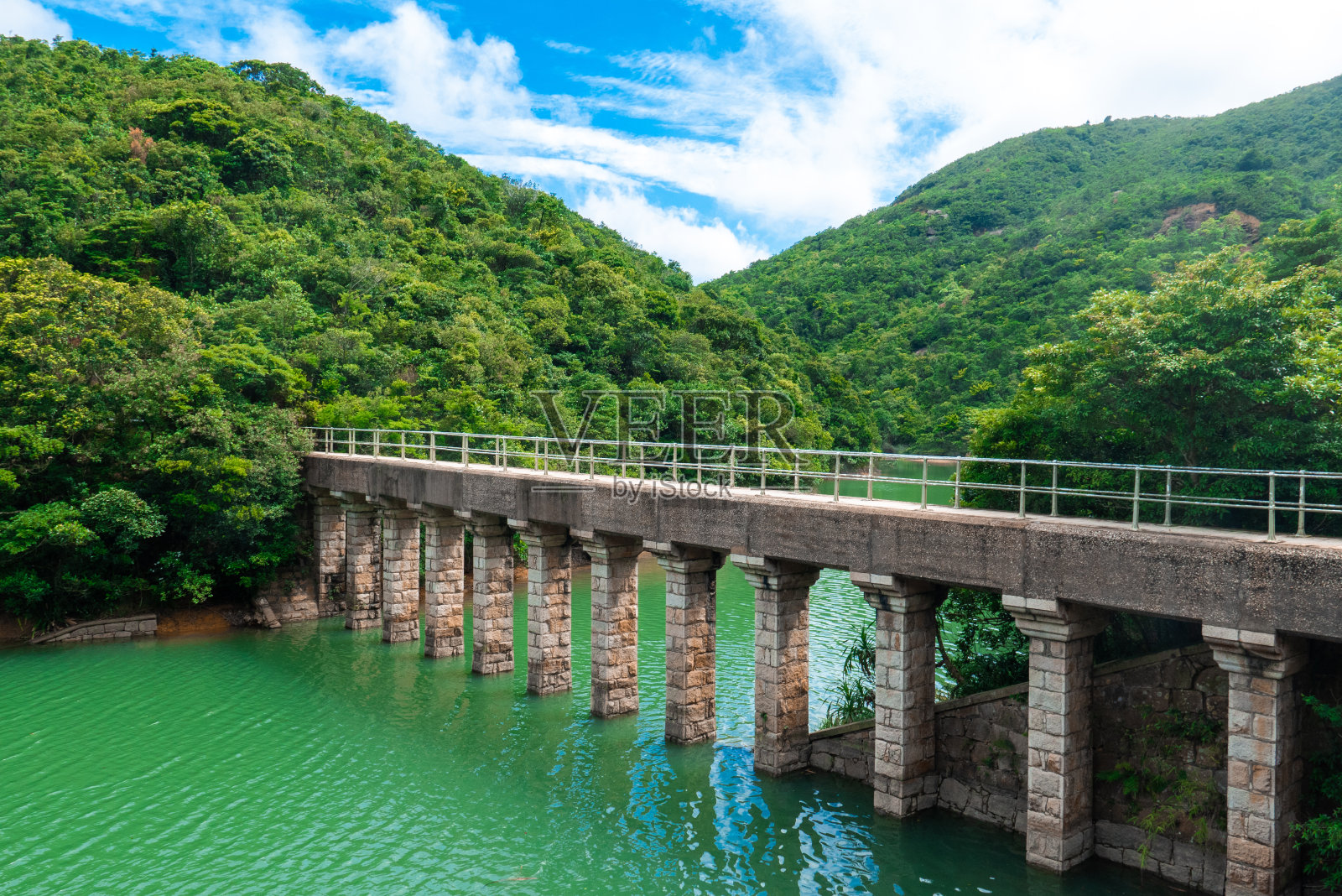 香港大潭水塘的行人径照片摄影图片